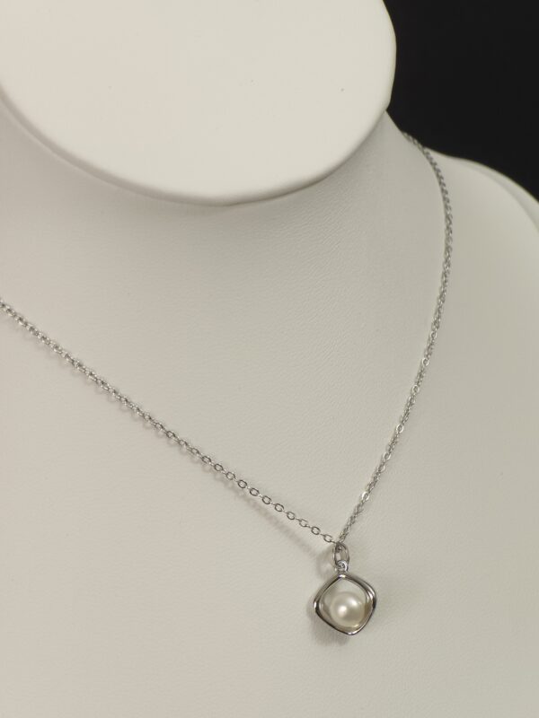Luna Plateada – elegante y evocador.