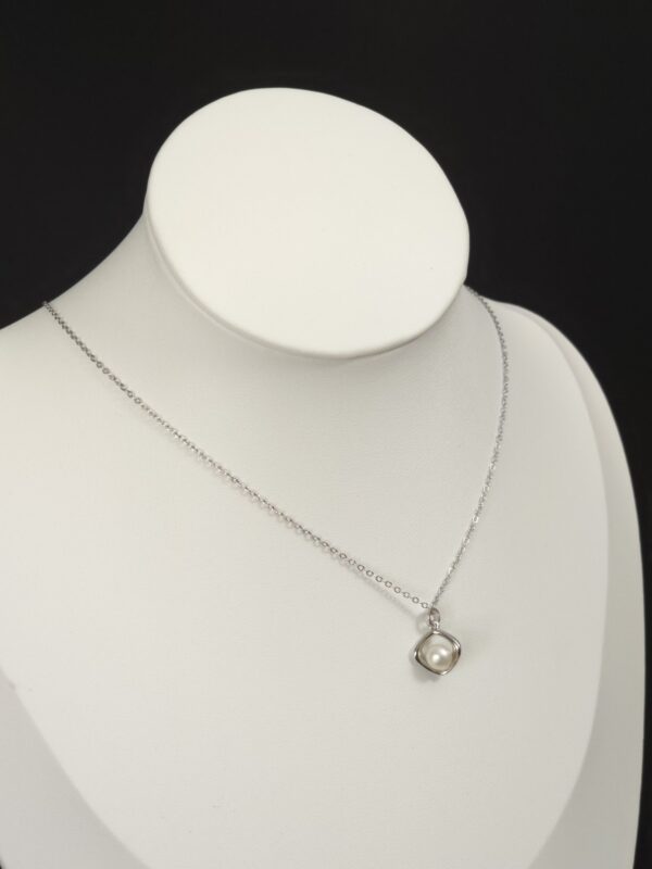 Luna Plateada – elegante y evocador. - Image 3